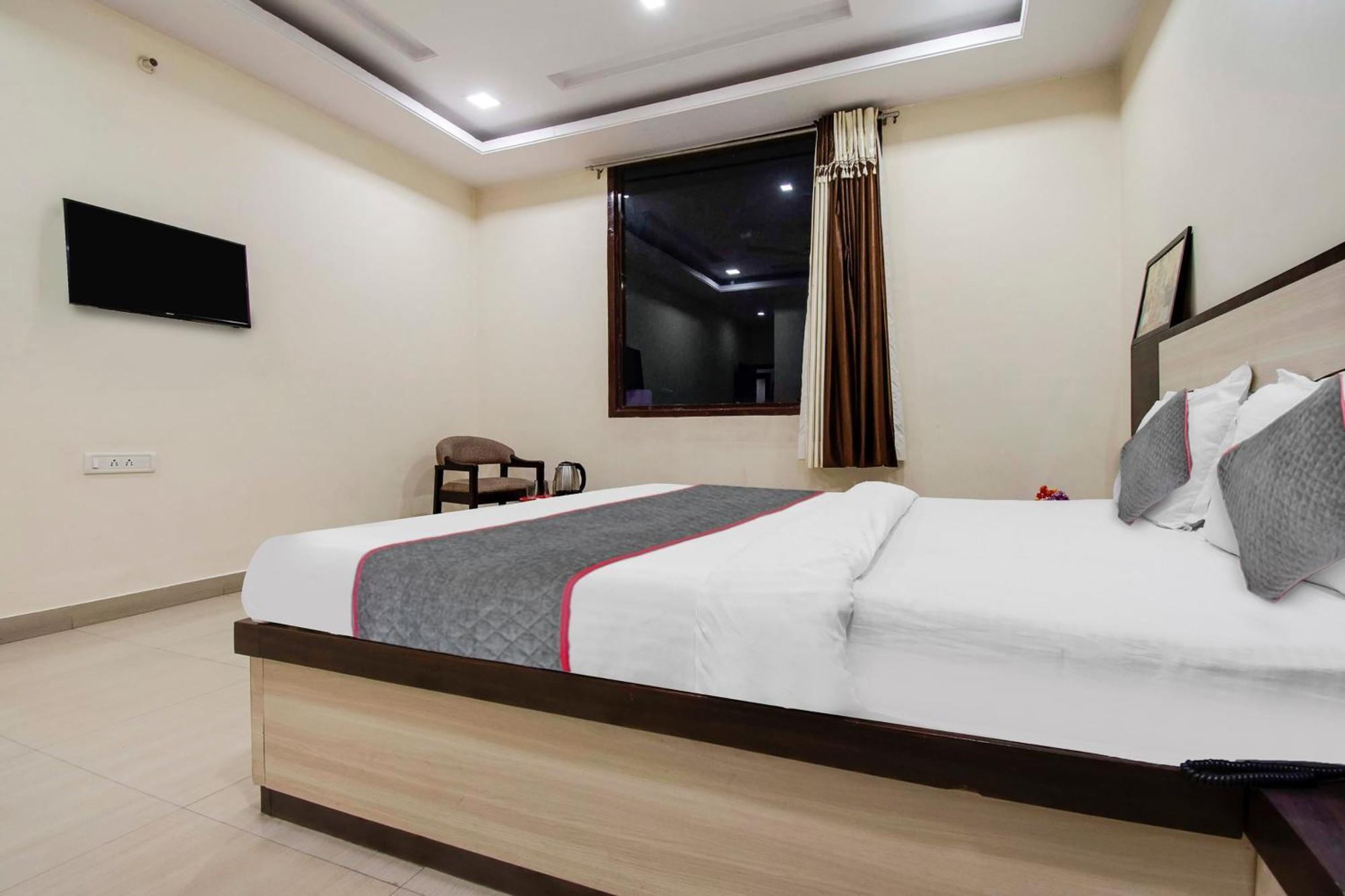 Capital O Pink Peral Hotel Джайпур Екстериор снимка
