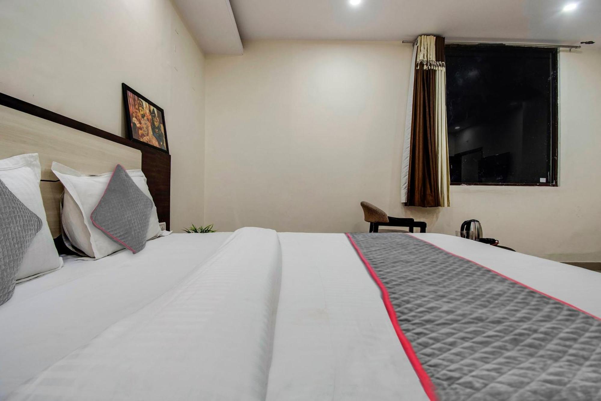 Capital O Pink Peral Hotel Джайпур Екстериор снимка