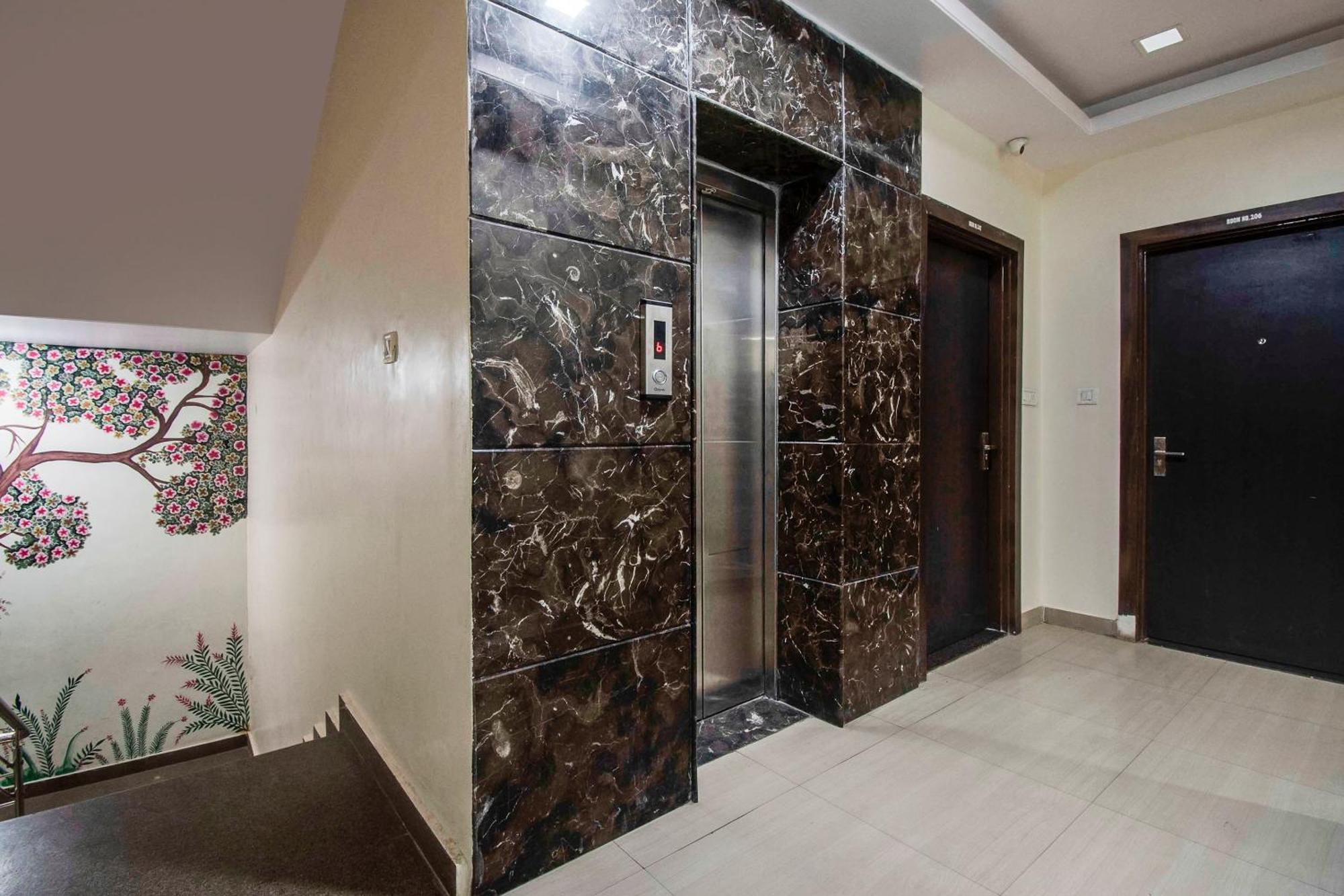 Capital O Pink Peral Hotel Джайпур Екстериор снимка