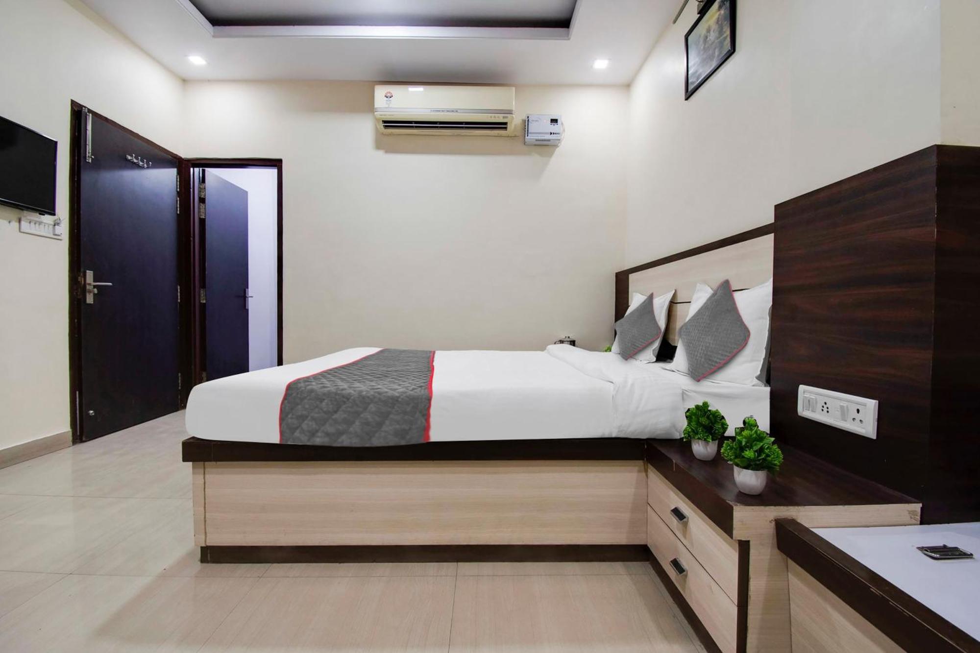 Capital O Pink Peral Hotel Джайпур Екстериор снимка