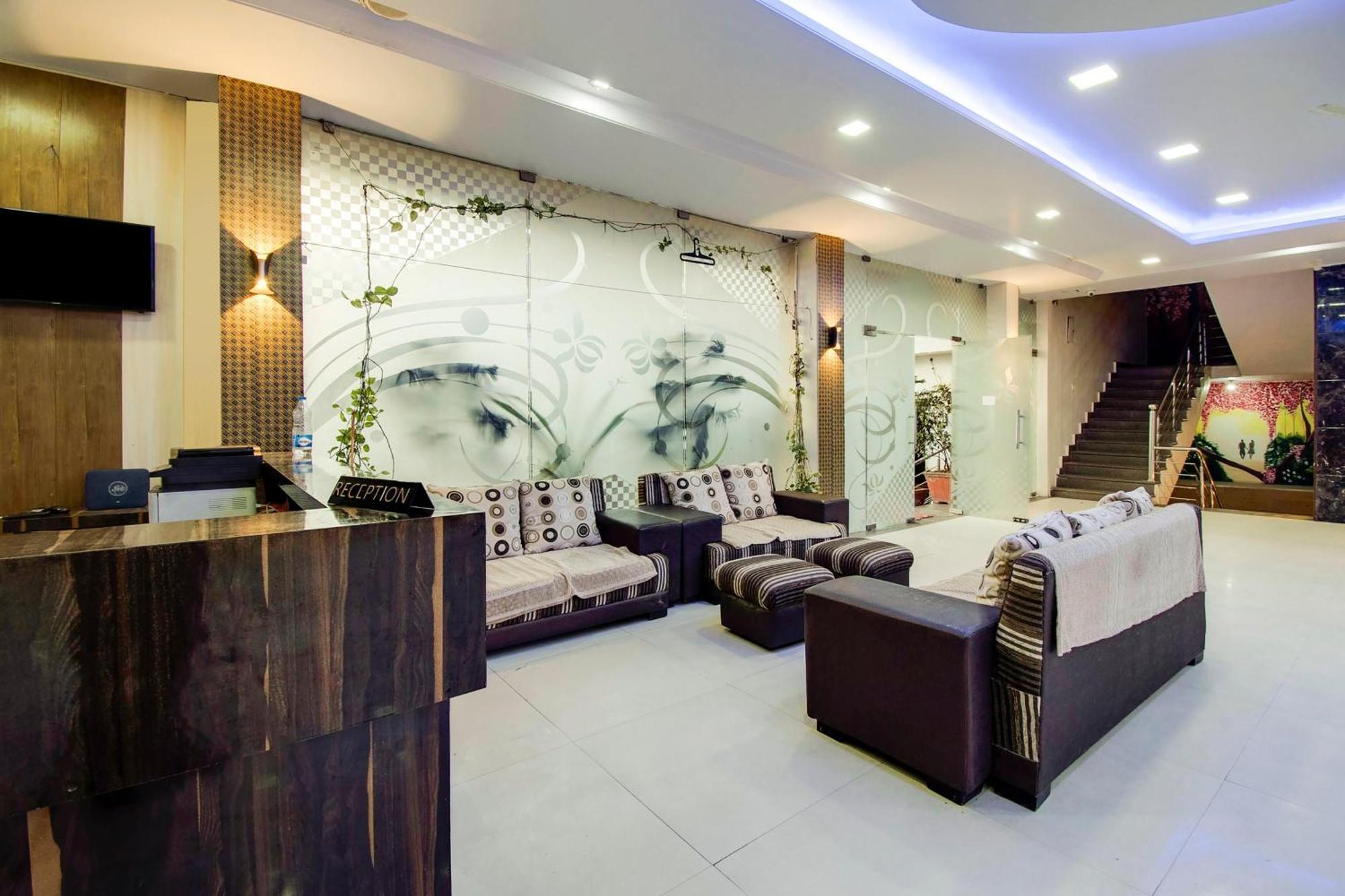 Capital O Pink Peral Hotel Джайпур Екстериор снимка