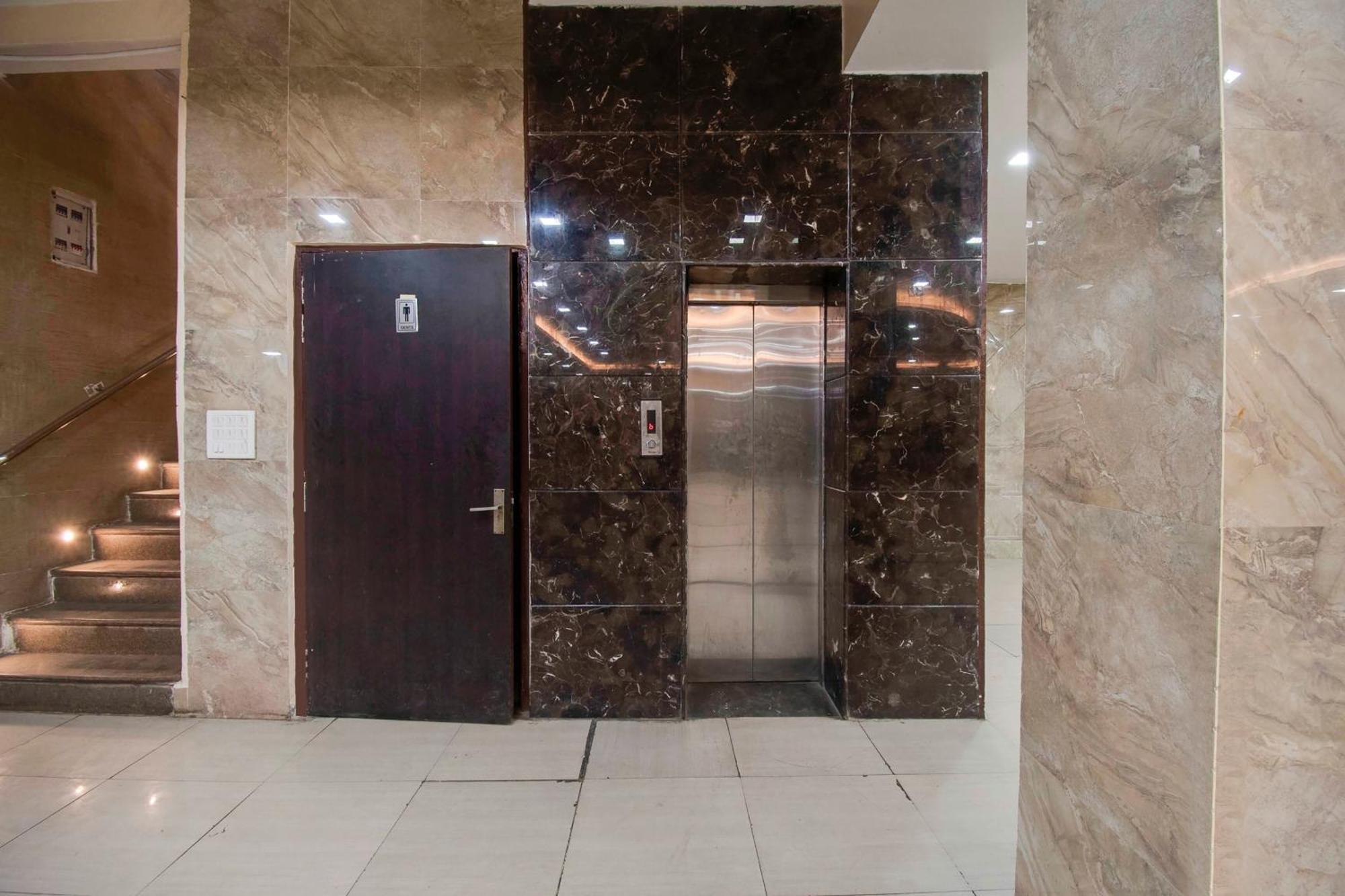 Capital O Pink Peral Hotel Джайпур Екстериор снимка
