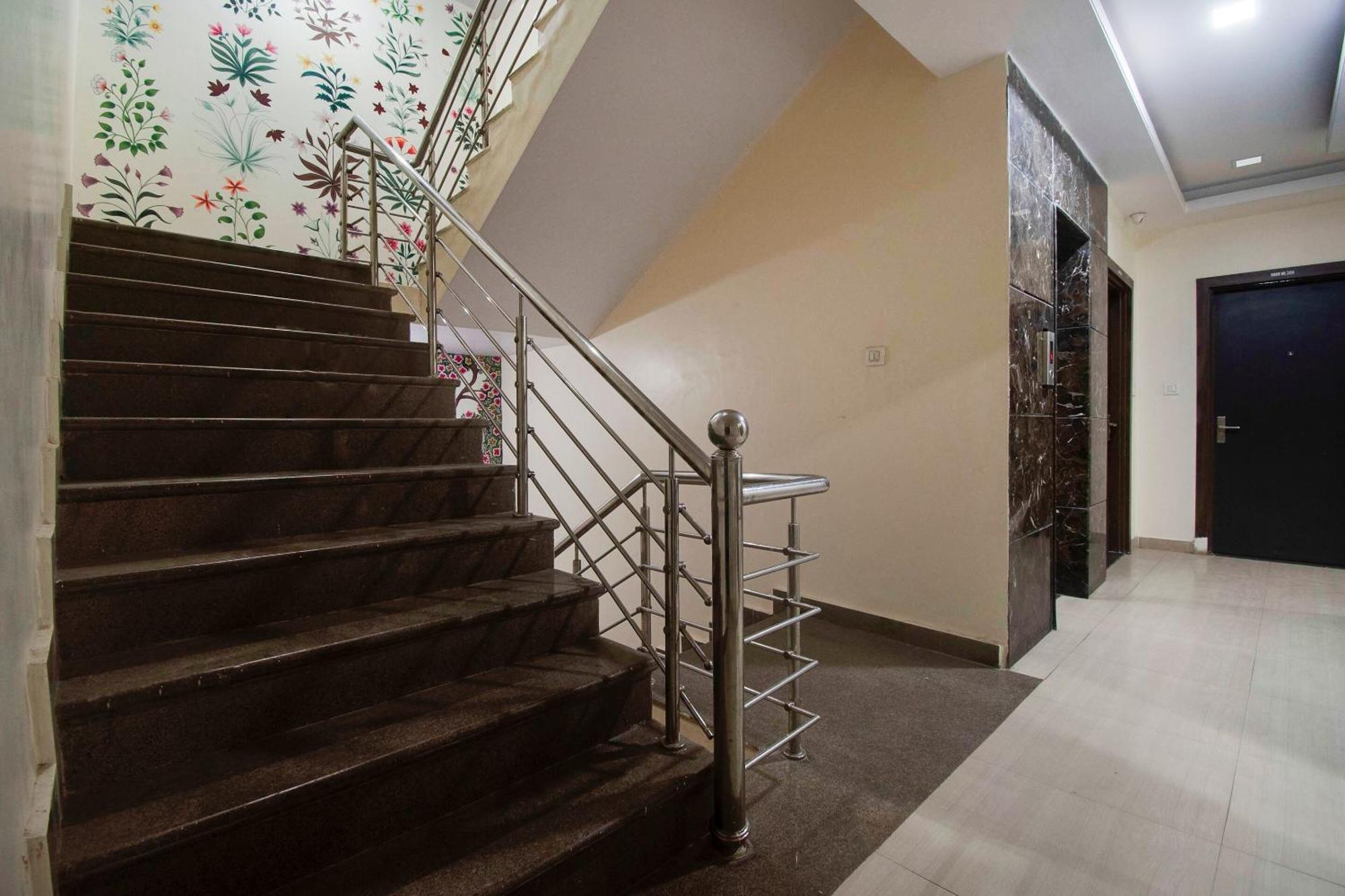 Capital O Pink Peral Hotel Джайпур Екстериор снимка